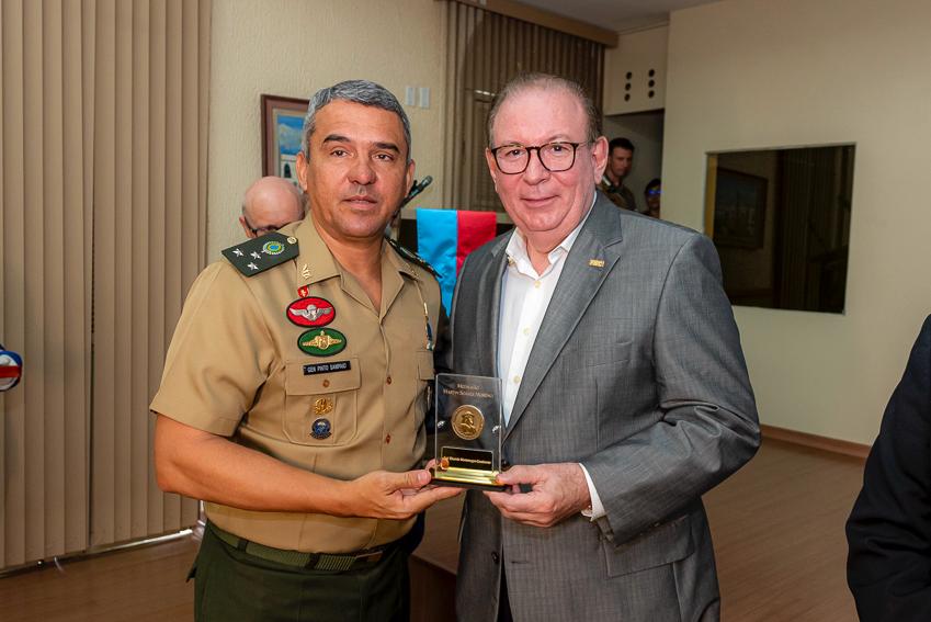 Ricardo Cavalcante recebe honraria do Exército