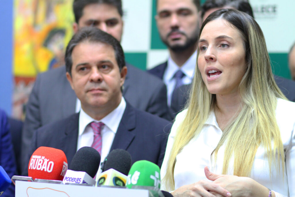 Evandro Leitão e Jade Romero na coletiva