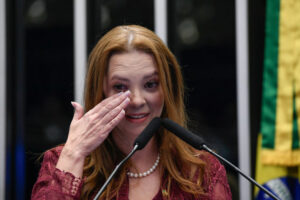 Janaina Farias se emociona ao tomar posse