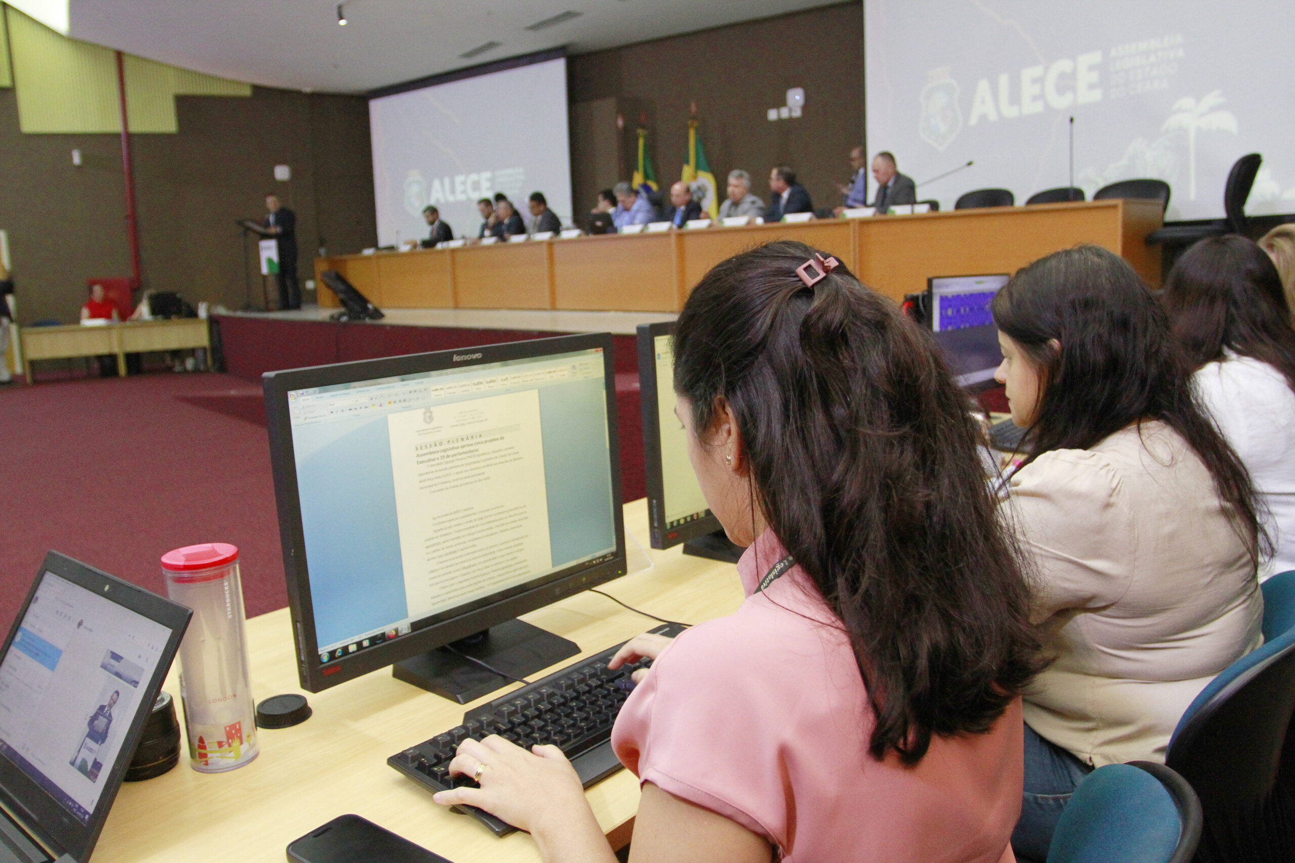 Sessão da Alece em auditório improvisado