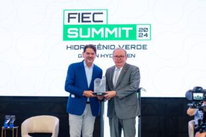 Ricardo Cavalcante entrega homenagem a Elmano e Cid Gomes