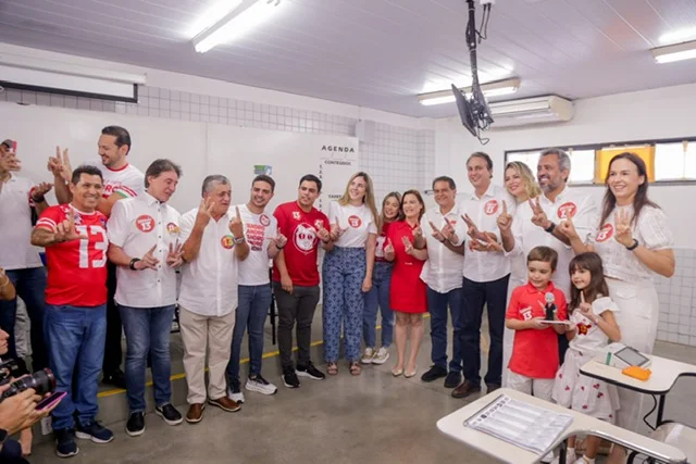 Evandro Leitão e aliados no momento do voto.
