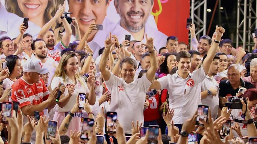 Evandro Leitão e João Campos em comício