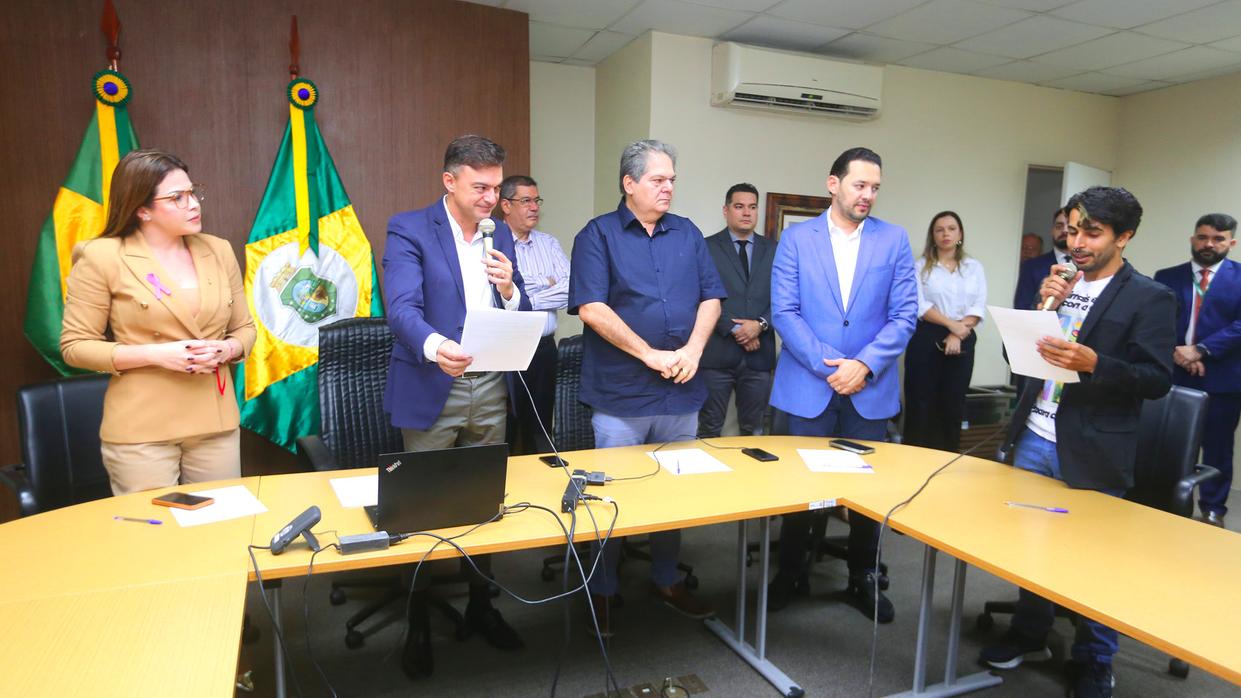 Mesa Diretora da Alece empossa Apollo Vicz