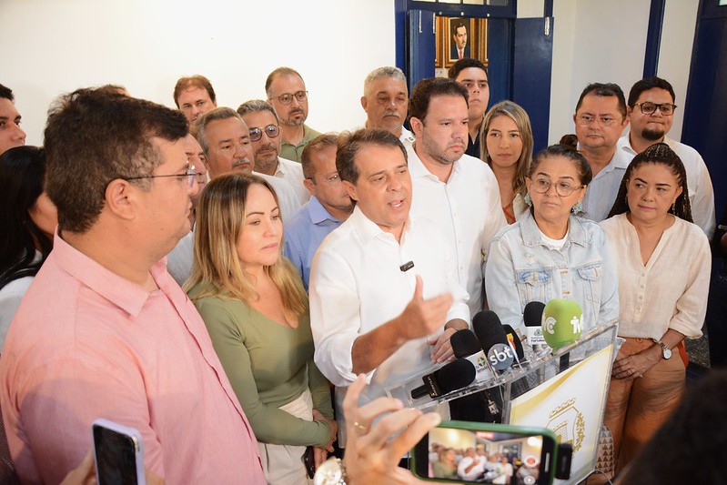 Vereadores de Fortaleza acompanham sanção da lei que extingue a Taxa do Lixo, no Palácio do Bispo.