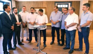 Assinatura do contrato por Evandro Leitão