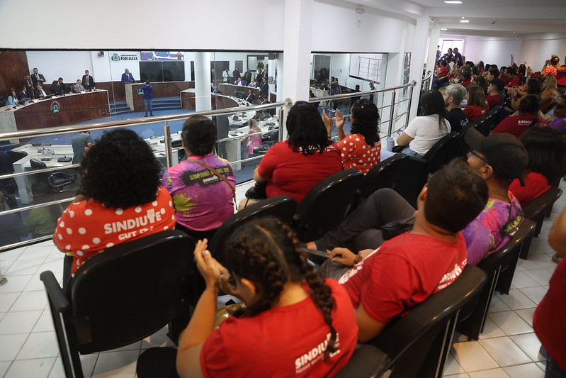 Professores acompanharam votação da galeria