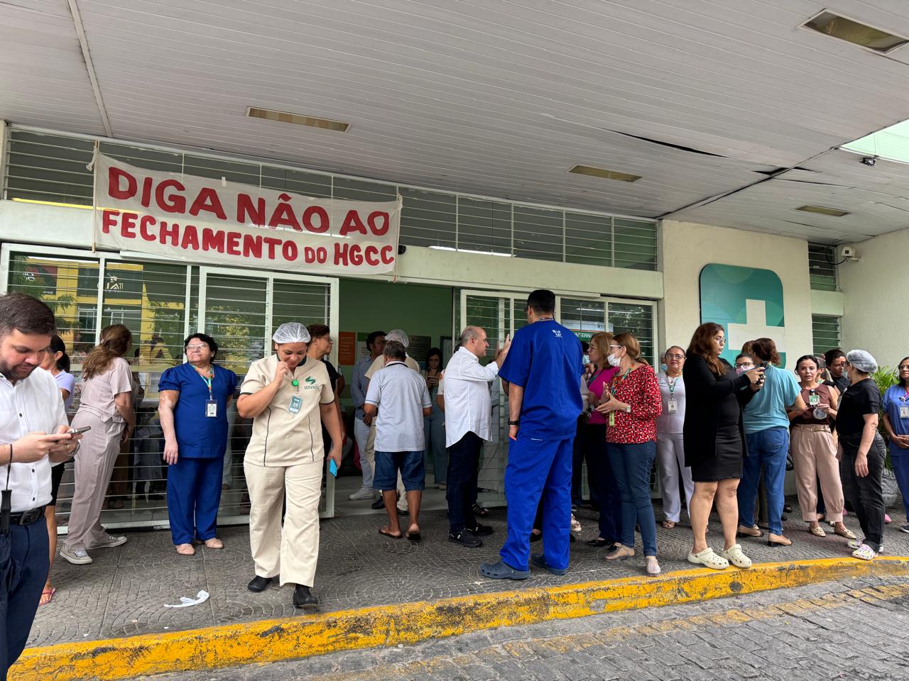 Oposição faz protesto contra fechamento do Hospital Cesar Cals