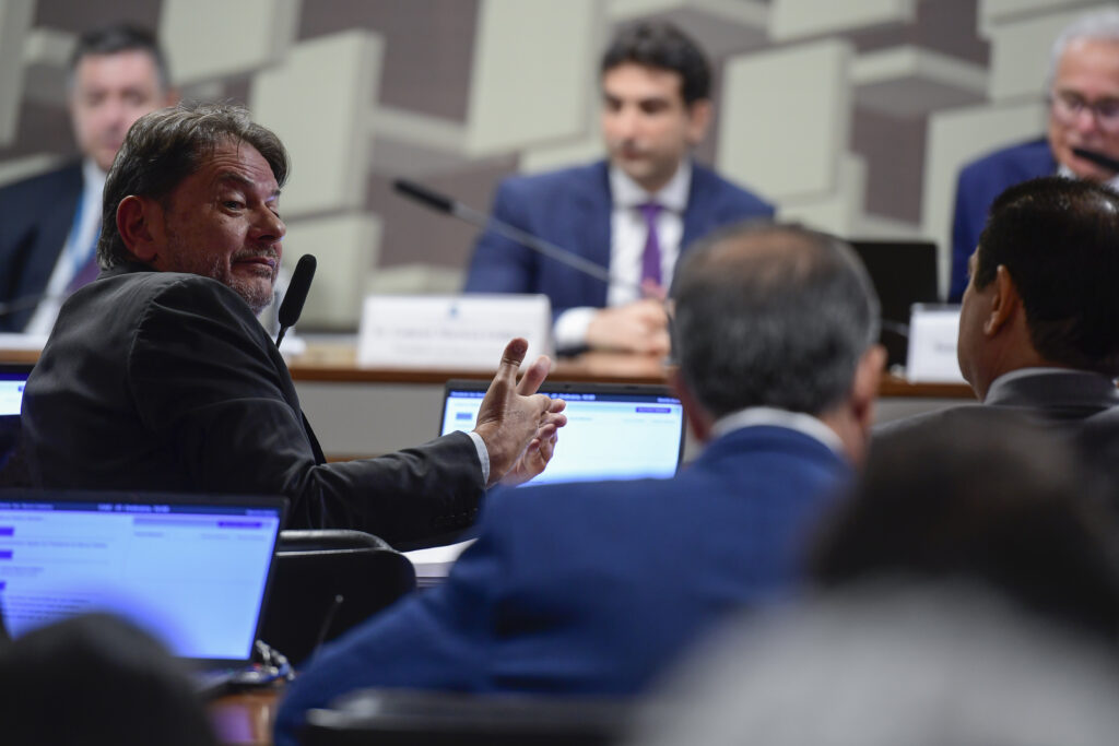 Comissão de Assuntos Econômicos (CAE) promove audiência pública interativa para ouvir o presidente do Banco Central do Brasil e tratar sobre as diretrizes, a implementação e as perspectivas da política monetária. À bancada, em pronunciamento, senador Cid Gomes (PSB-CE). Mesa: presidente do Banco Central do Brasil, Gabriel Galípolo; presidente da CAE, senador Renan Calheiros (MDB-AL). Foto: Saulo Cruz/Agência Senado