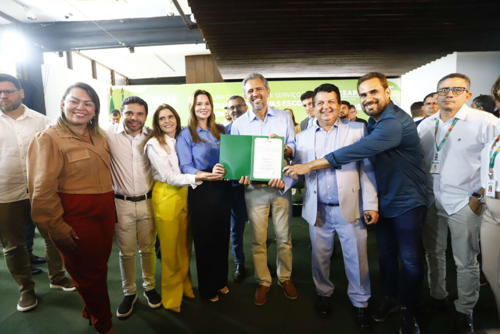 Elmano, secretários e parlamentares e alunos no anuncio de mais 39 escolas em tempo integral no Ceará - Foto: Helane Santos