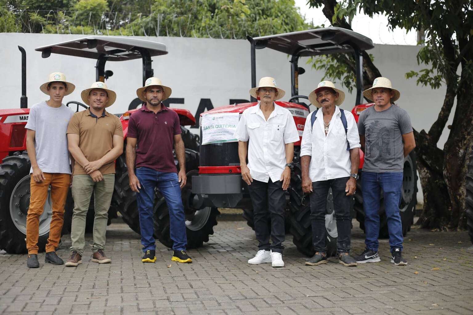 Governo distribui tratores para pequenos agricultores