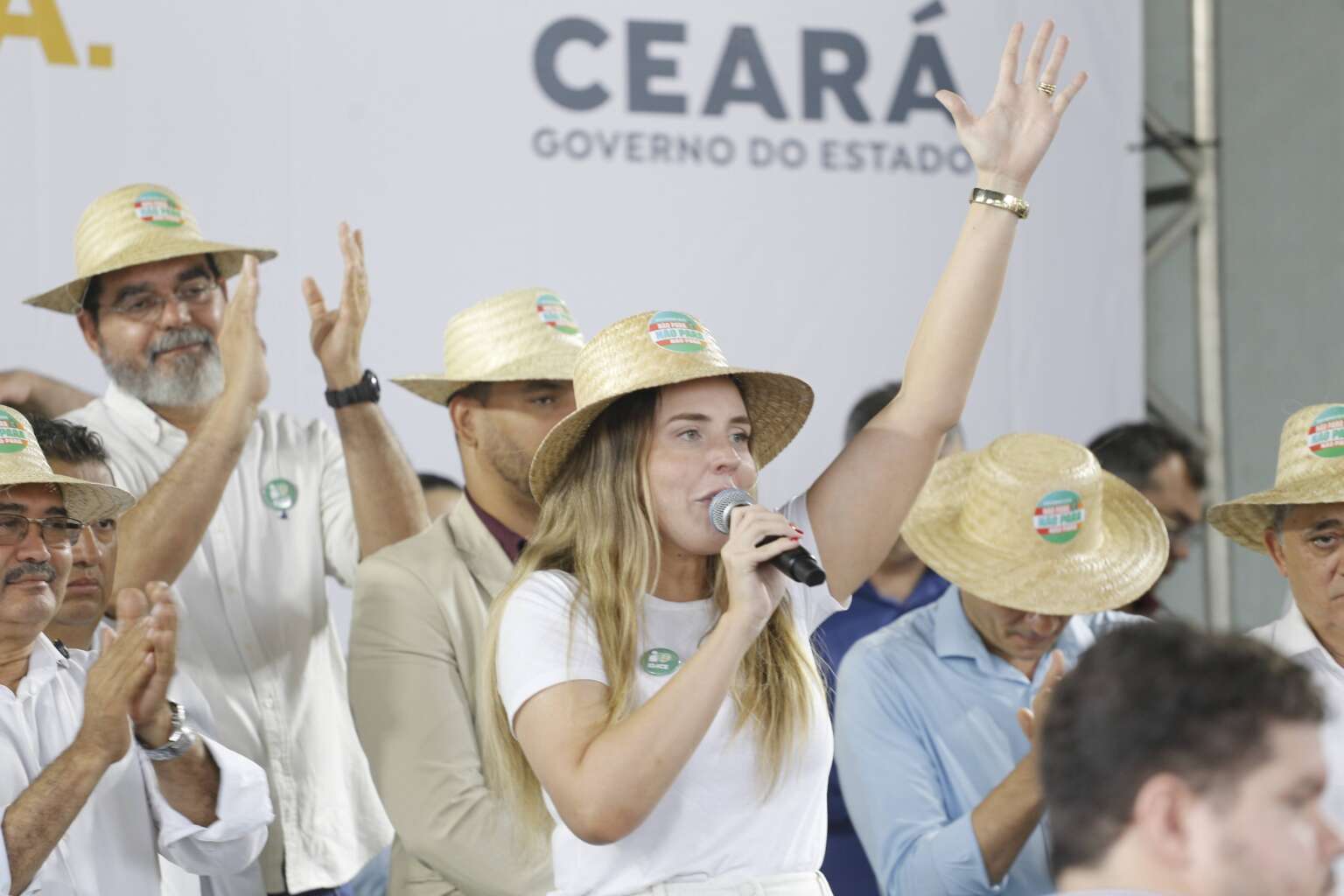 Jade Romero entrega tratores no interior - Foto Thiago Stille