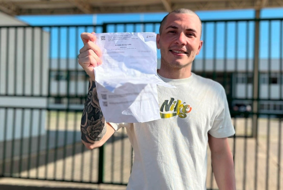 Jovem condenado injustamente ganha liberdade