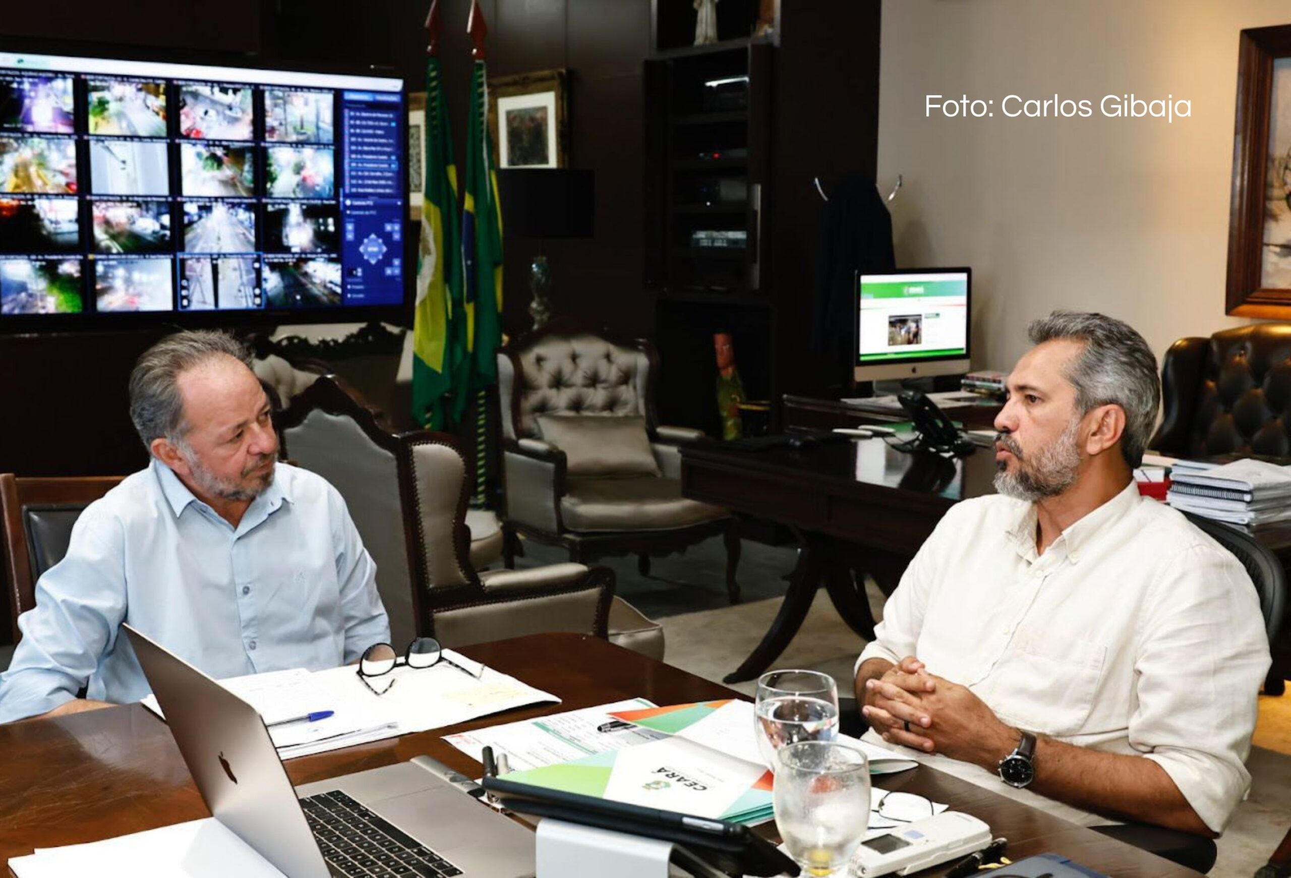 Elmano Freitas e Acrísio Sena conversam no Abolição